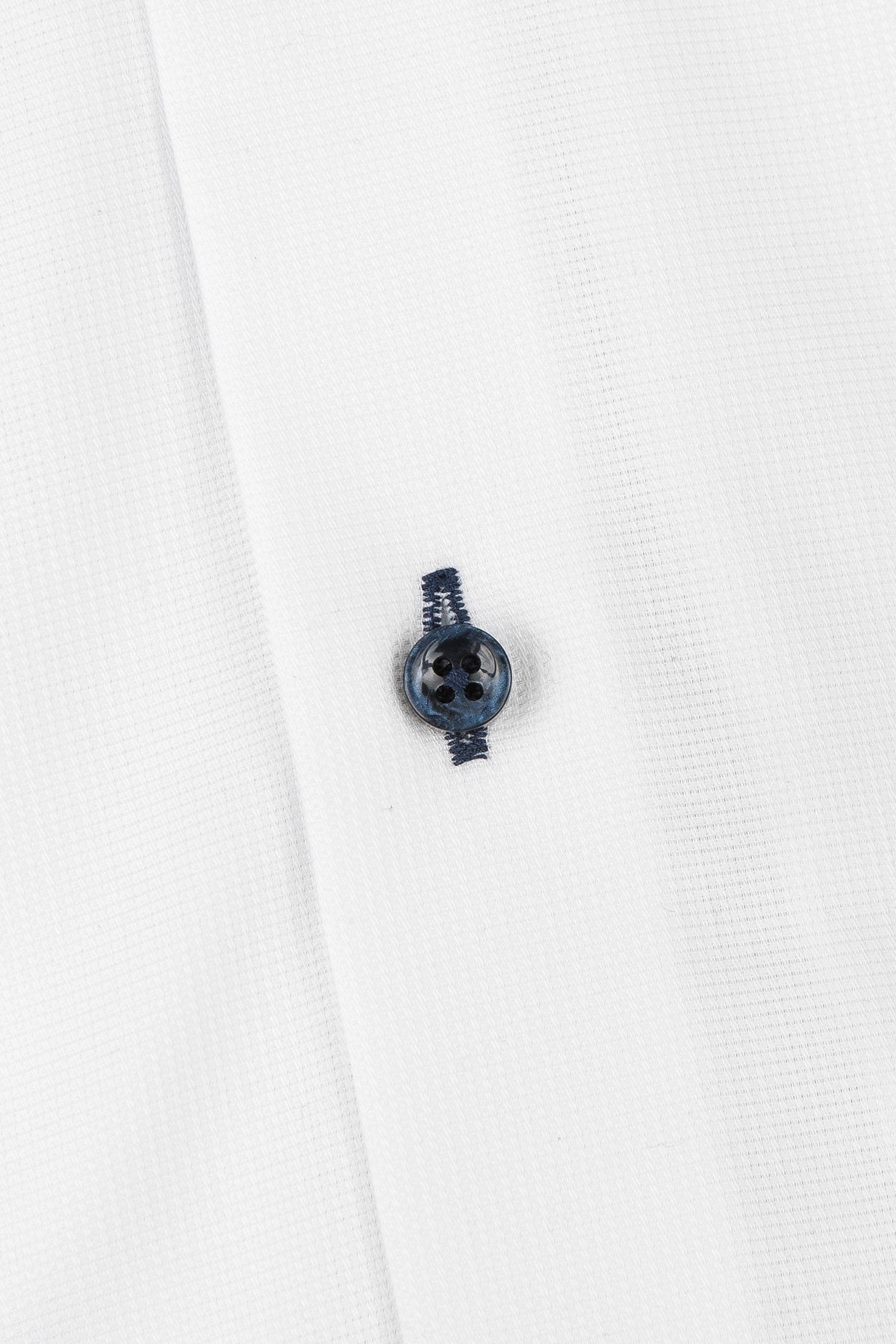 White short sleeve regular fit shirt with contrast details
