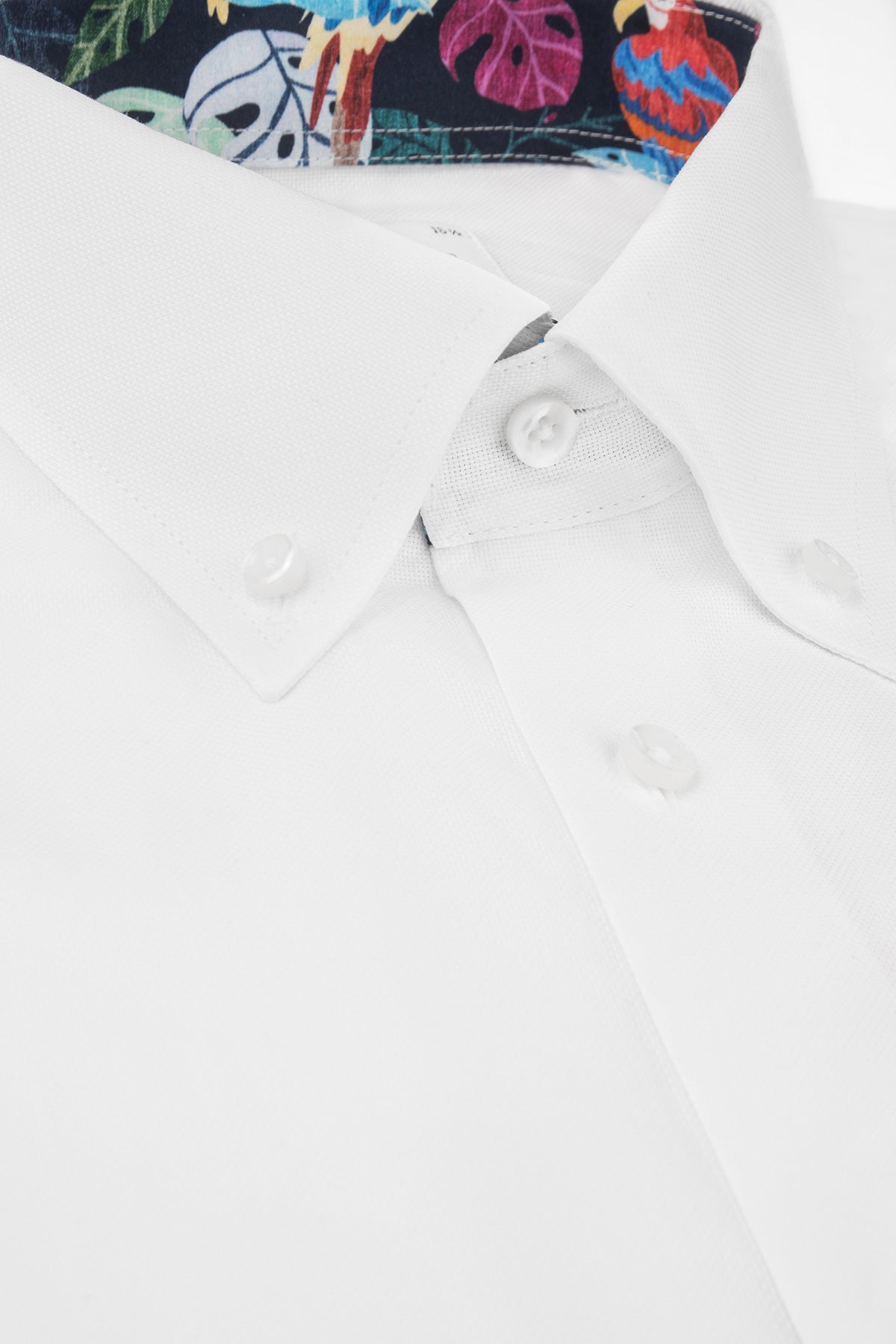 White short sleeve regular fit shirt with contrast details