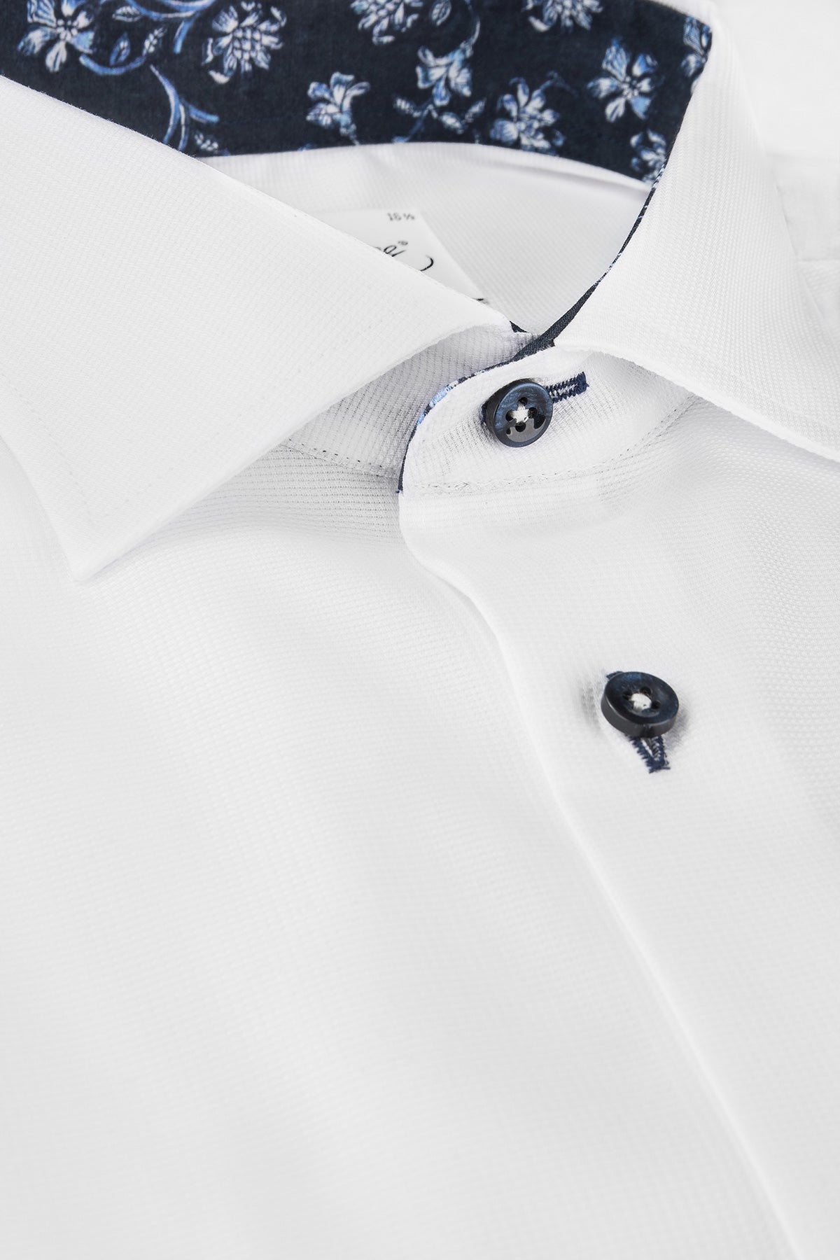 White short sleeve regular fit shirt with contrast details