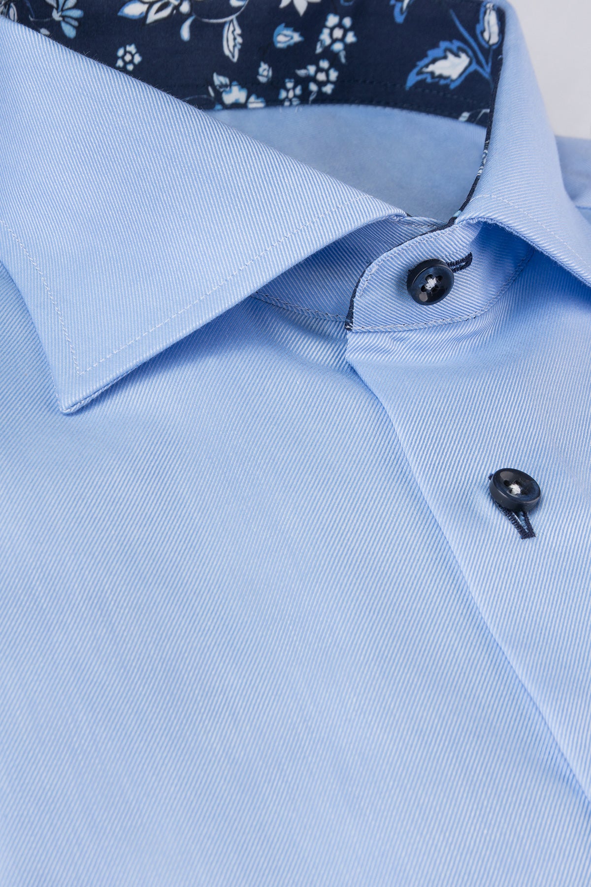 Light blue regular fit shirt with contrast details