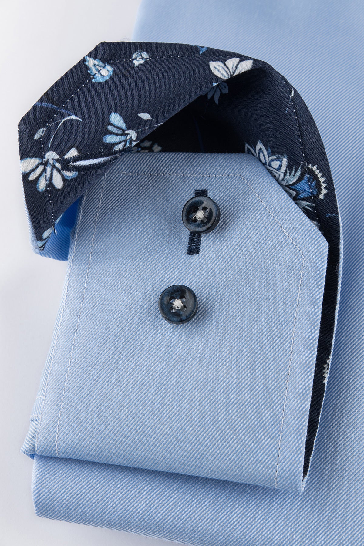 Light blue regular fit shirt with contrast details