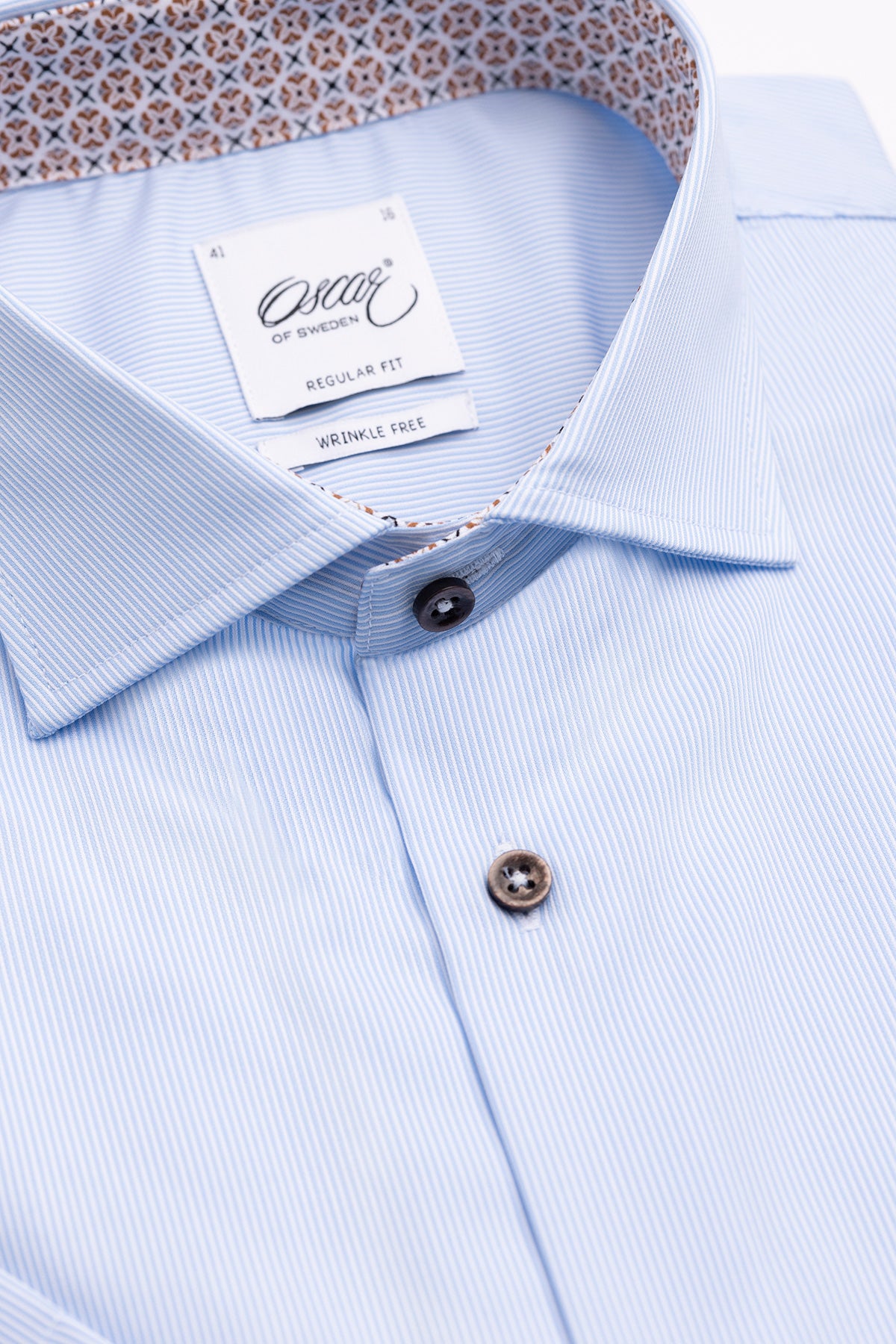 Light blue short sleeve regular fit shirt with contrast details
