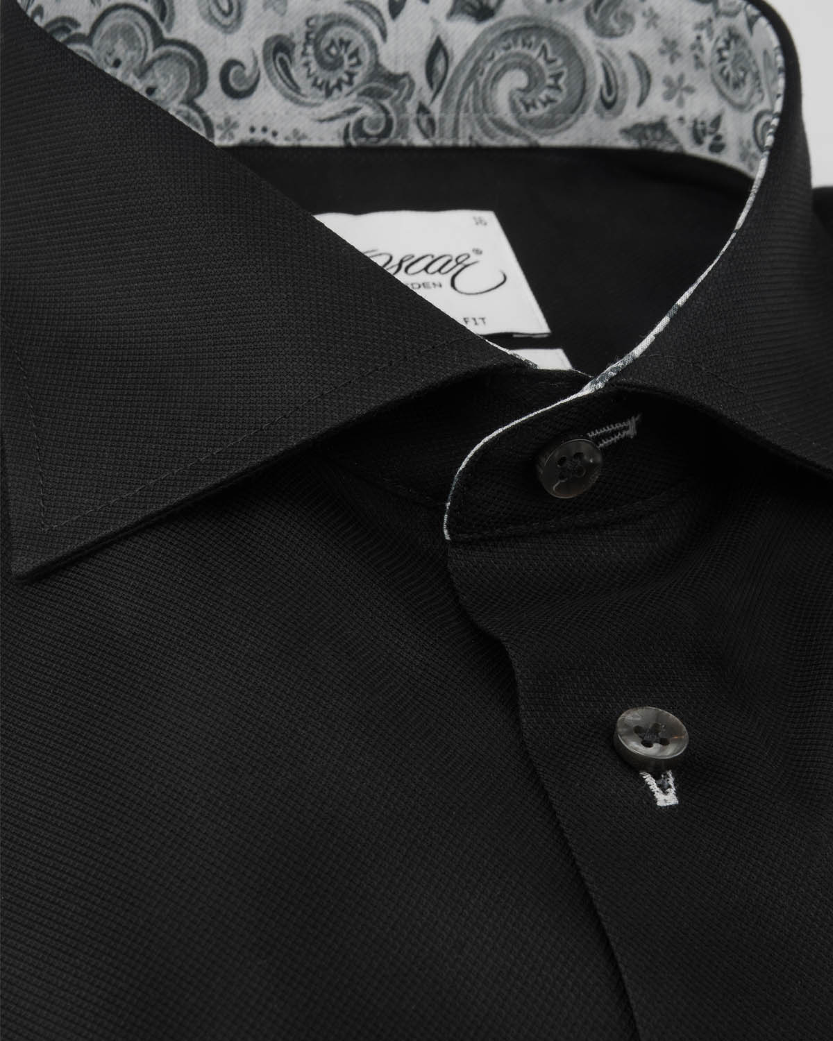 Svart skjorta med kontrastdetaljer slim fit
