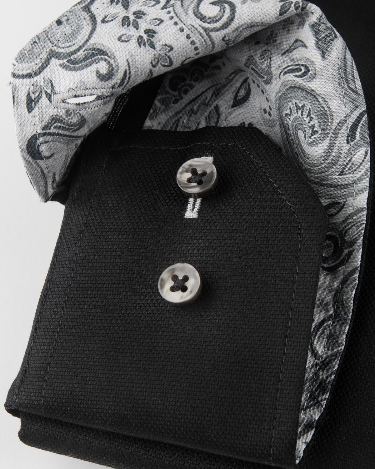 Svart skjorta med kontrastdetaljer slim fit