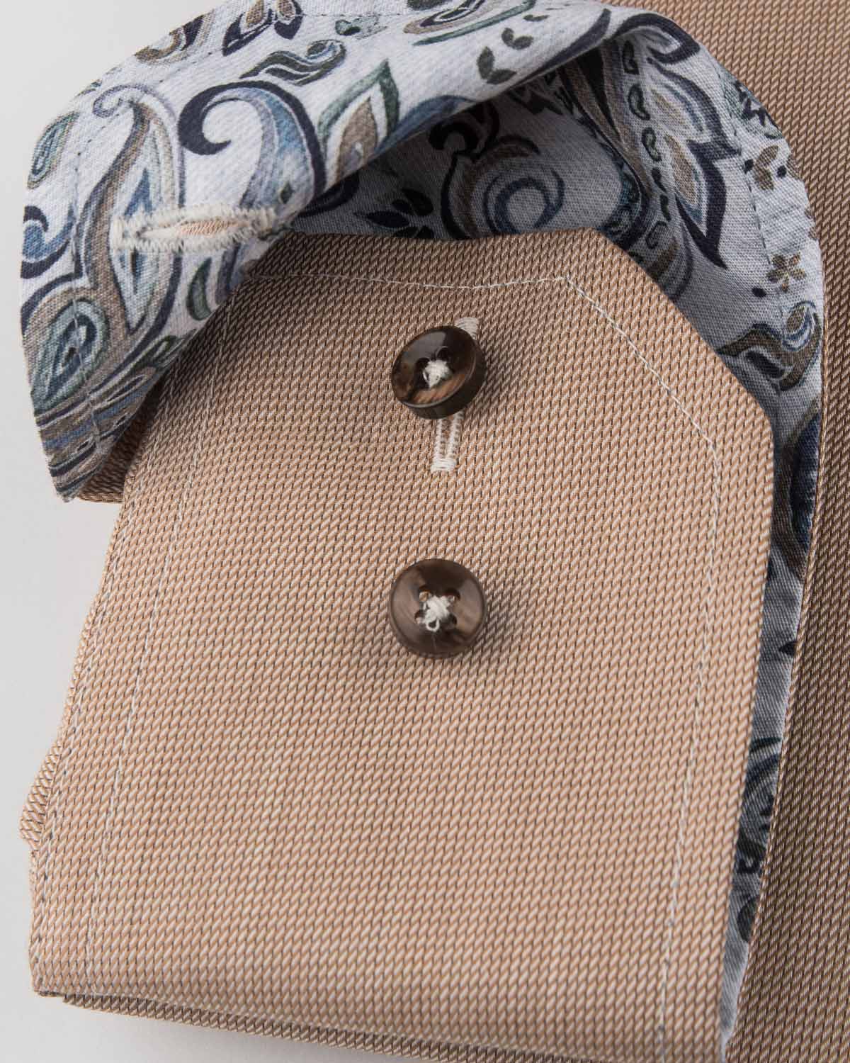 Brun skjorta med kontrastdetaljer slim fit